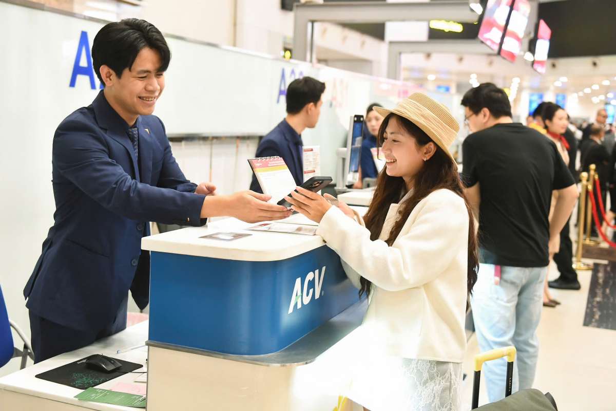 Passengers check in at Noi Bai airport. Photo: Hai Nguyen