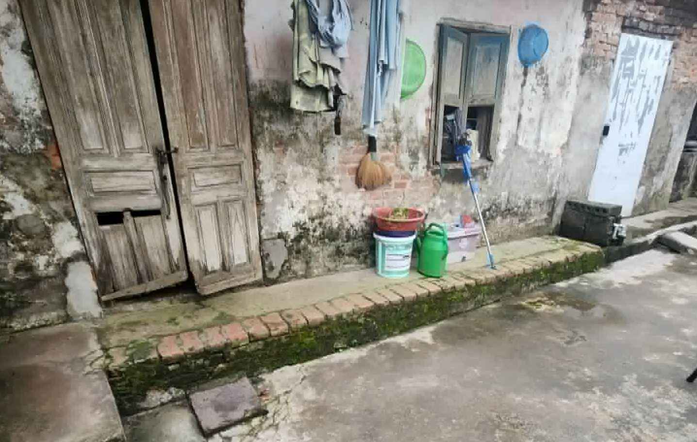 Căn nhà nhỏ, đơn sơ của gia đình bà Đặng Thị Nhiễu - nơi cả gia đình nhiều năm chật vật mưu sinh và chống chọi với bệnh tật. Ảnh: Nhân vật cung cấp
