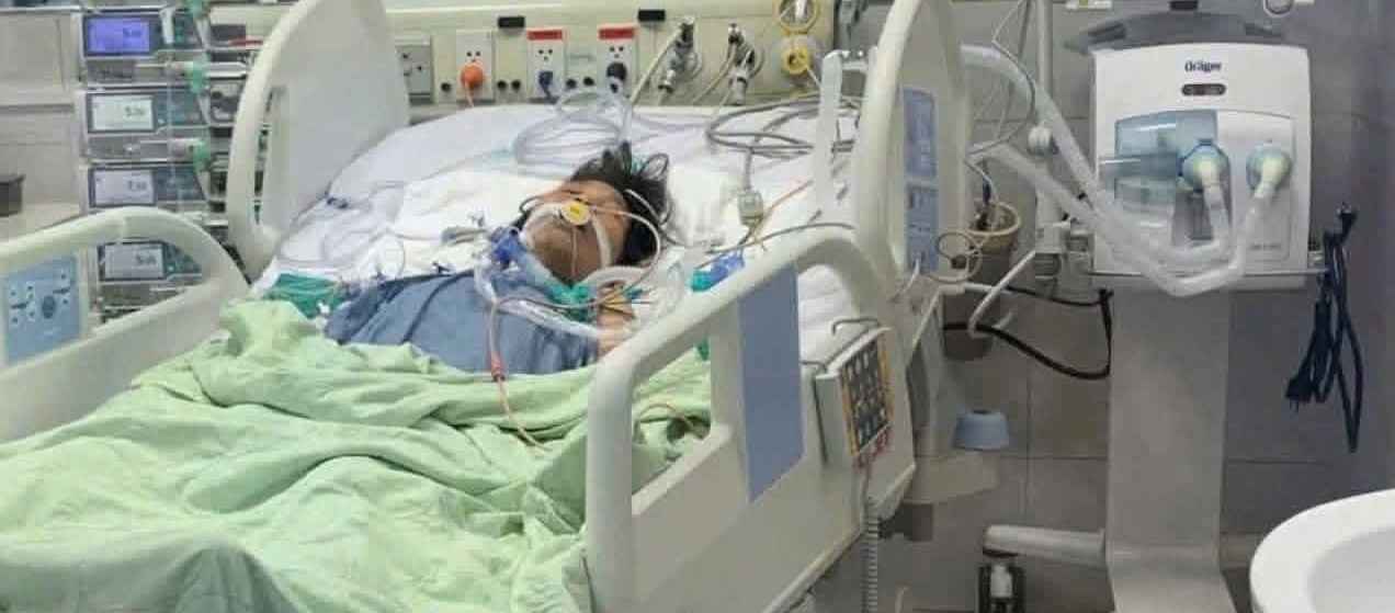 Ms. Dang Thi Nhieu is being treated in critical condition after a heart attack, the treatment cost exceeds the family's ability. Photo: Character provided