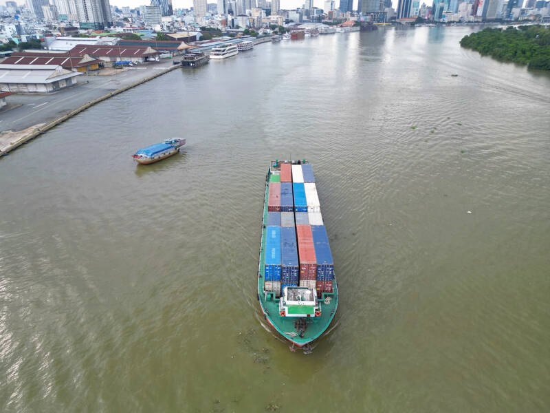 Synchronous transportation and logistics infrastructure is expected to contribute to reducing transportation costs and improving the competitiveness of businesses. Photo: Ngoc Le