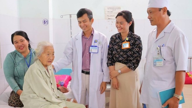 Ê-kíp y bác sĩ kiểm tra sức khỏe và thăm hỏi bệnh nhân sau phẫu thuật gãy xương đùi. Ảnh: Hoàng Lộc