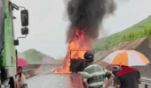 Scene of the fire burning down a truck on the Van Ninh - Cam Lo expressway. Photo: Van Hai
