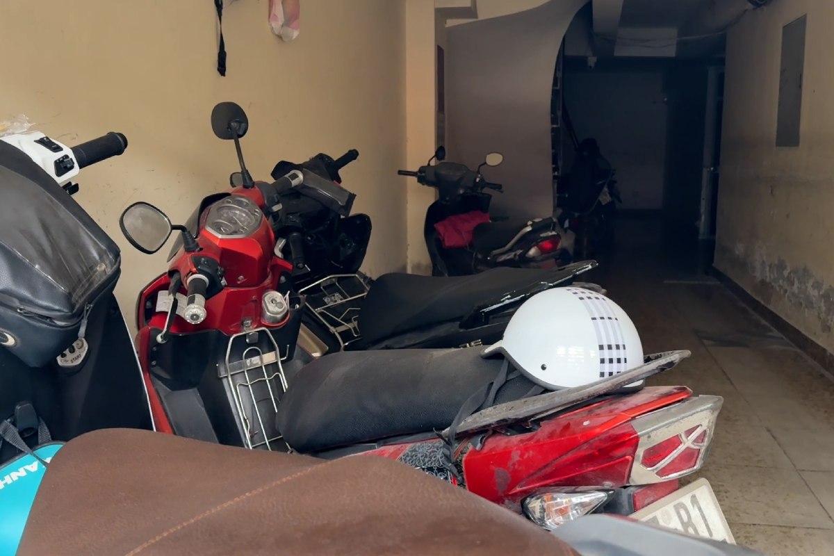 Many boarding houses in Hanoi do not allow tenants to charge or park electric vehicles. Photo: Nhu Ha