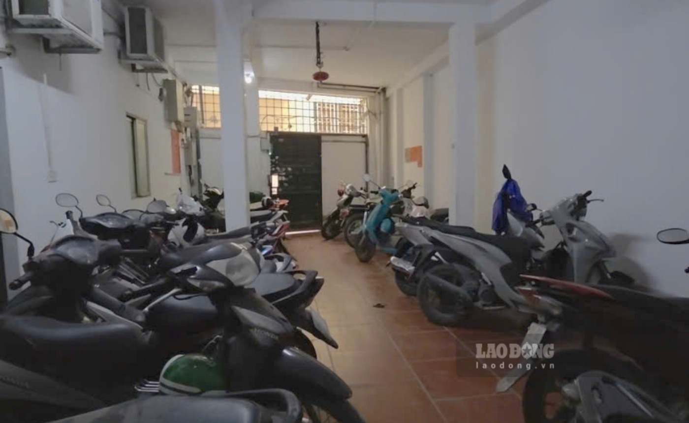 Một nhà trọ trên đường Trần Duy Hưng (Hà Nội) không cho phép để xe điện tại hầm gửi xe. Ảnh: Như Hạ