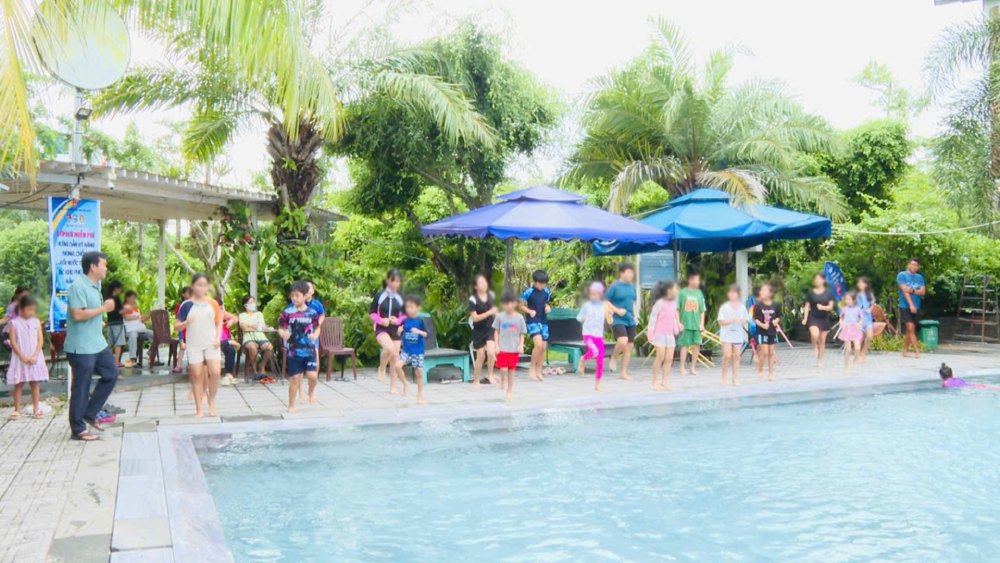 Các em được học những kỹ năng bơi lội cơ bản trong môi trường an toàn, có sự hướng dẫn của huấn luyện viên. Ảnh: Nam Phương