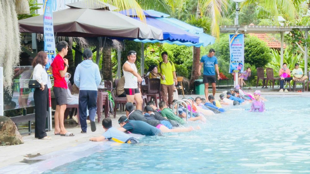 Parents and children excitedly participate in free swimming lessons in Phu Quoc special zone. Photo: Nam Phuong