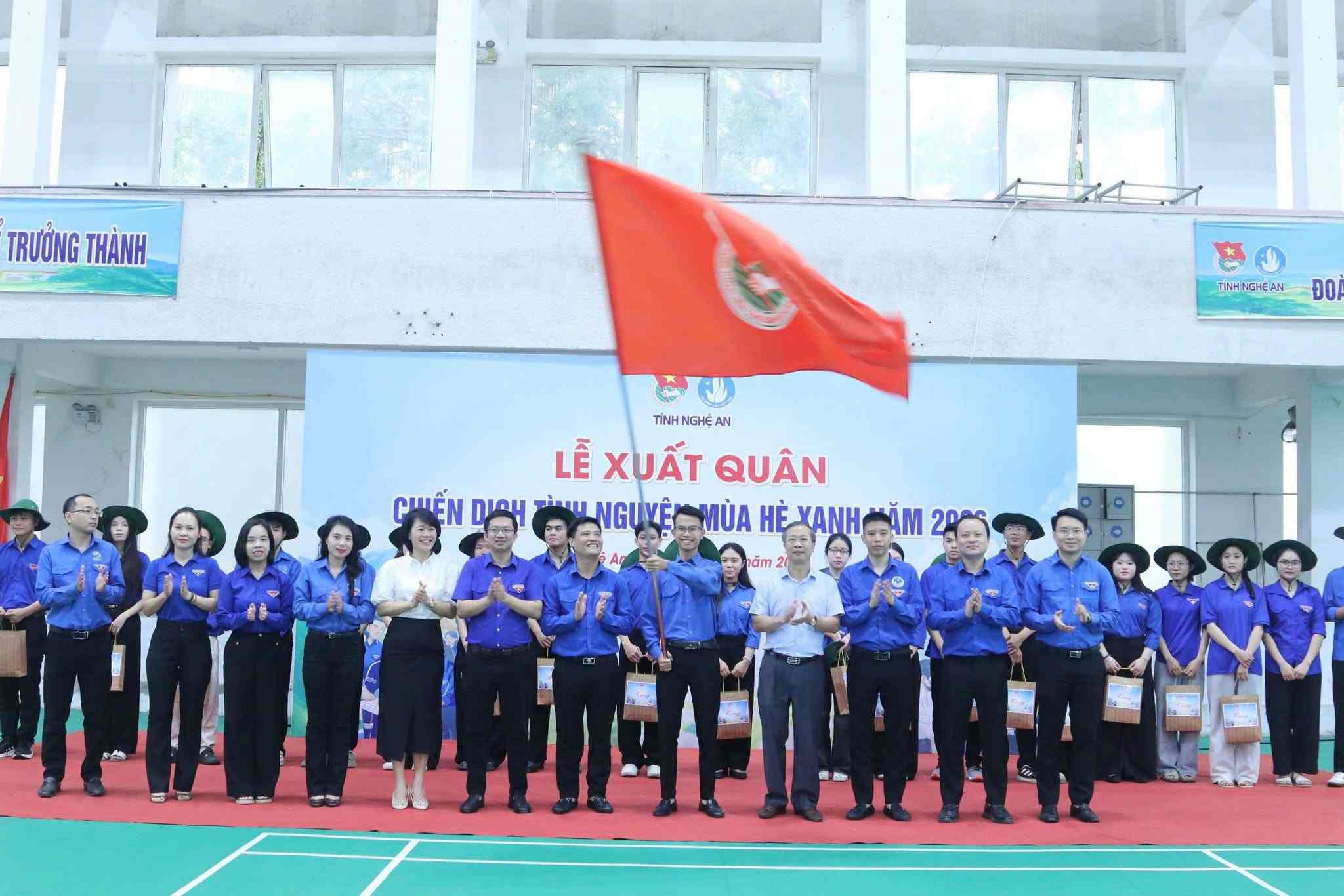 Các đại biểu chúc mừng các sinh viên tham gia Chiến dịch “Mùa Hè xanh” hoàn thành tốt nhiệm vụ. Ảnh: Ngọc Anh