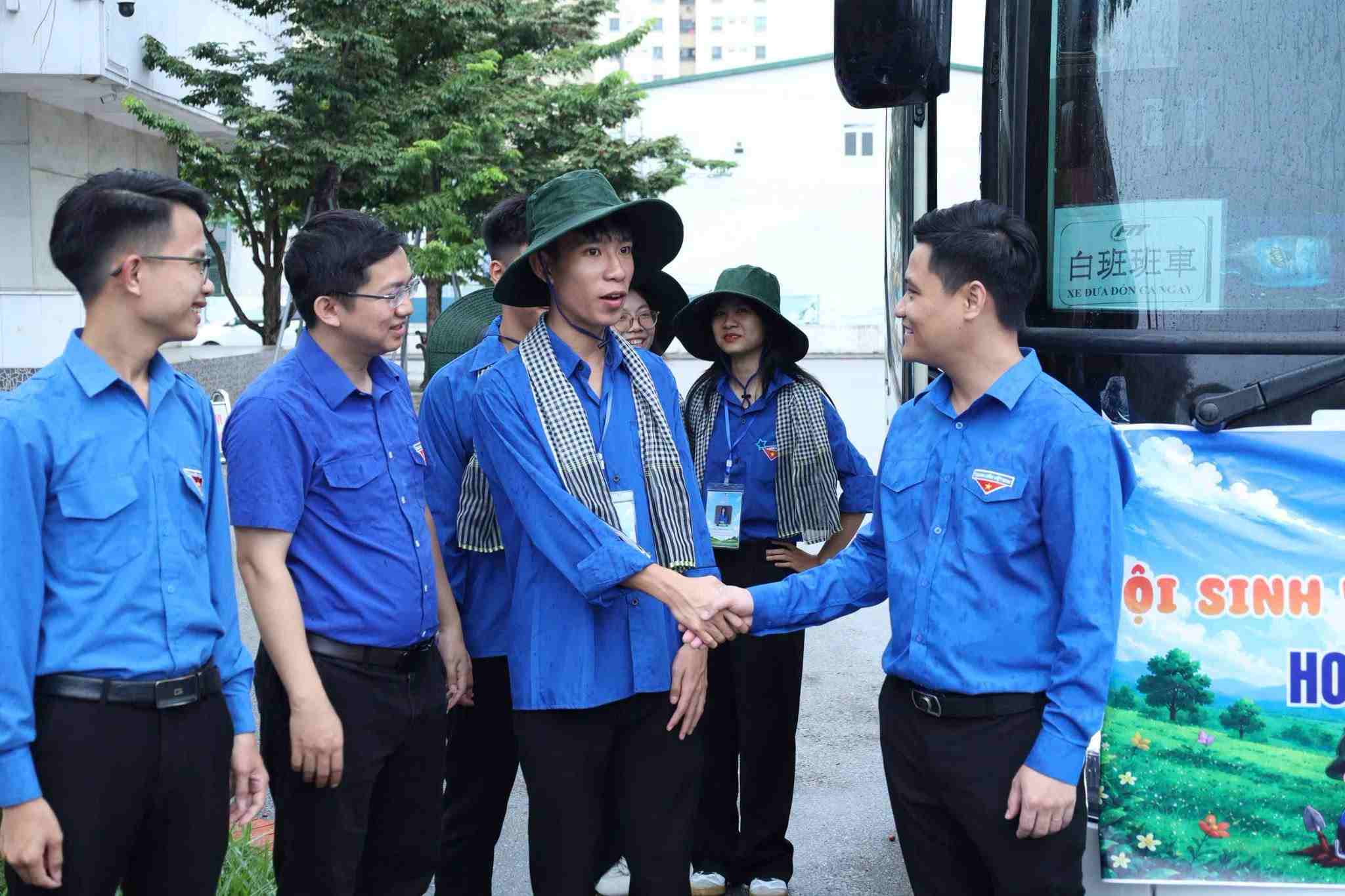 Nghe An students get on buses to move to mountainous and difficult areas to participate in the "Green Summer" Campaign 2026. Photo: Ngoc Anh