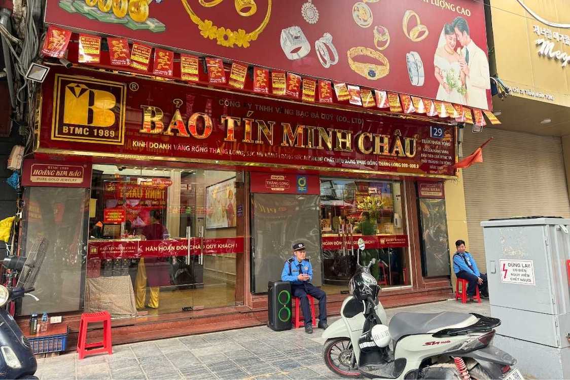 Fuera de algunas joyerías en Hanoi, ya no aparecen largas colas de clientes. Foto: Linh Dan