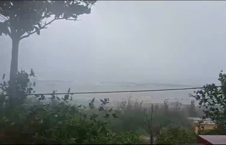 Bach Long Vi heavy rain, strong winds before storm No. 1 makes landfall. Photo: Xuan Nha