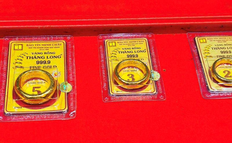 Aunque subió 3 millones de VND por tael, el precio del oro sigue siendo mucho más bajo que la zona de precios alta del Día del Dios de la Riqueza 2026. Foto: Phan Anh.