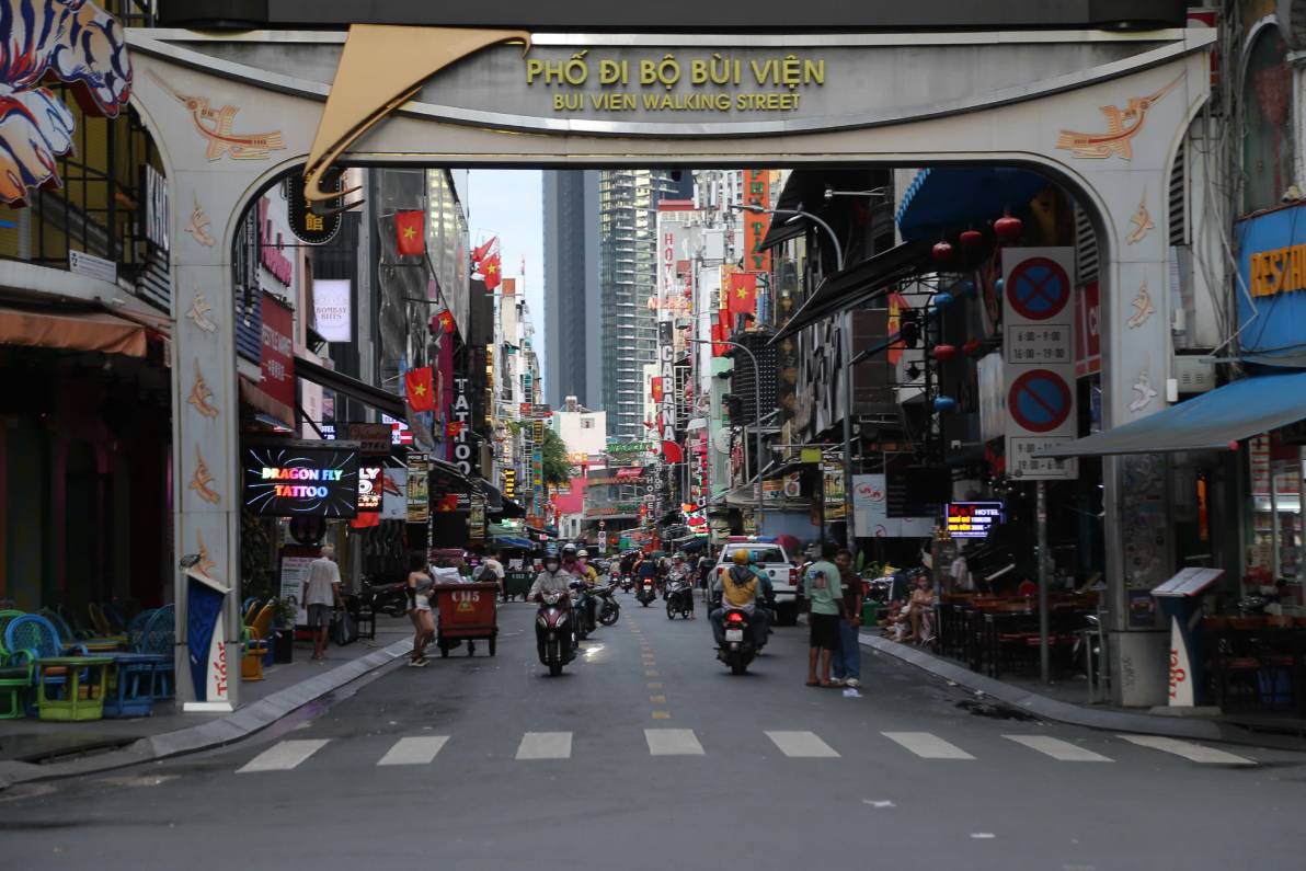 World Cup 2026 attracts international visitors to Bui Vien pedestrian street to enjoy football. Photo: Thai Bao