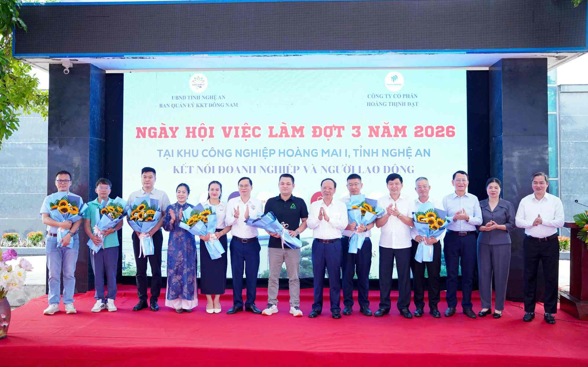 Lãnh đạo tỉnh và ban tổ chức tặng hoa cho các đơn vị, doanh nghiệp. Ảnh: Duy Chương