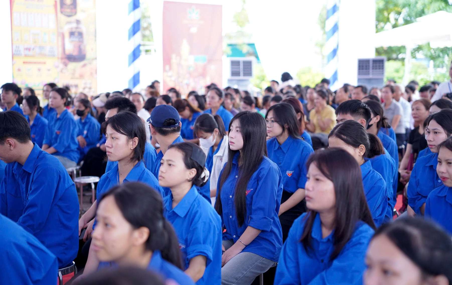 A large number of students and workers from Nghe An participate in the job fair. Photo: Duy Chuong