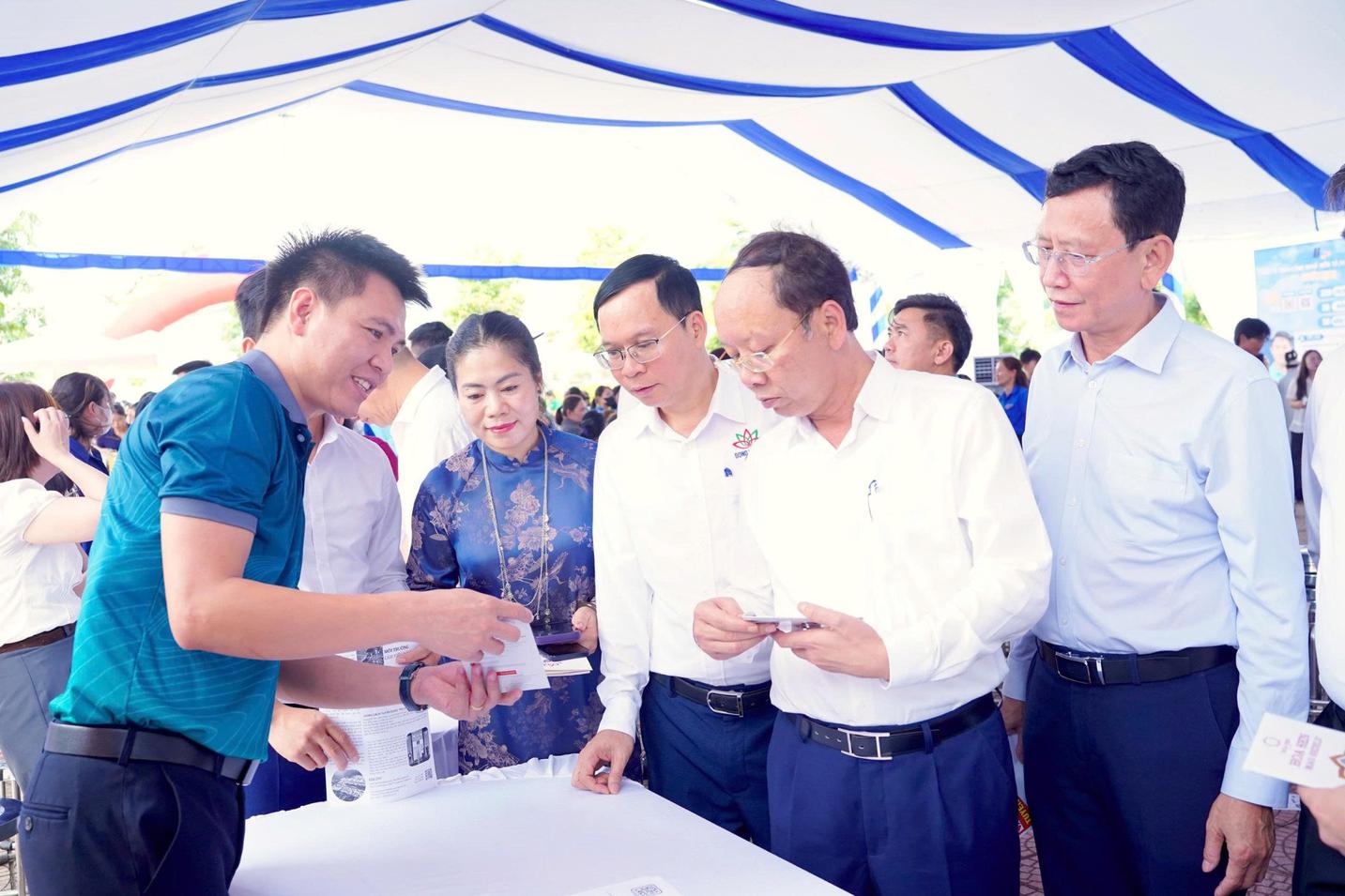 Các đại biểu nắm bắt nhu cầu tuyển dụng của các doanh nghiệp tại ngày hội việc làm. Ảnh: Duy Chương