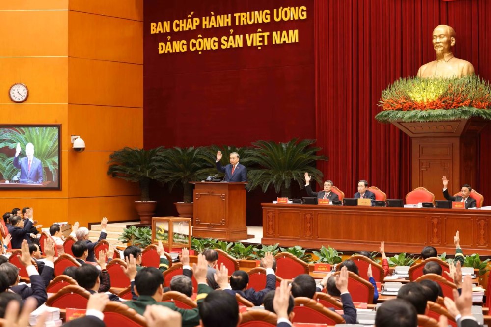 The Politburo stipulates the organization of the Conference of the Party Central Committee. In the photo, delegates participate in voting at the 2nd Conference of the 14th Central Committee. PHOTO: VNA