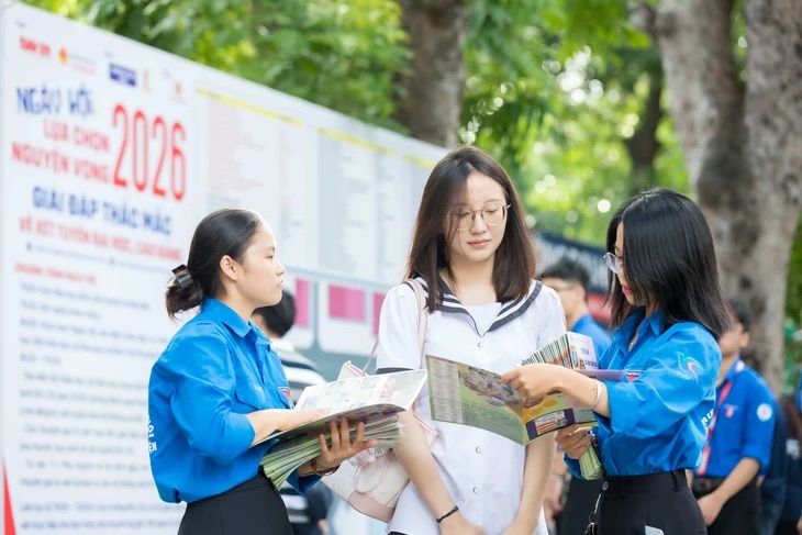 Thí sinh dự Ngày hội lựa chọn nguyện vọng xét tuyển đại học - cao đẳng 2026 tại Hà Nội - Ảnh: Danh Khang