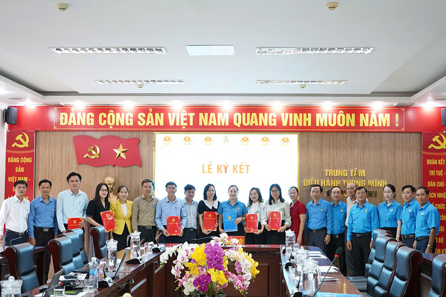 Signing ceremony of the Regulation on coordination of work for the period 2026-2031 with the People's Committees of Nui Thanh, Tam Anh, Tam Xuan, Tam My, Tam Hai and Duc Phu communes. Photo: Tran Thi