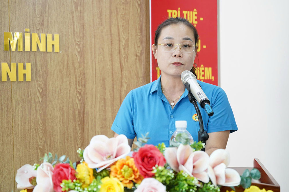 Bà Nguyễn Thị Diệu Phúc - Chủ tịch Công đoàn xã Núi Thành, TP Đà Nẵng phát biểu tại buổi lễ. Ảnh: Trần Thi