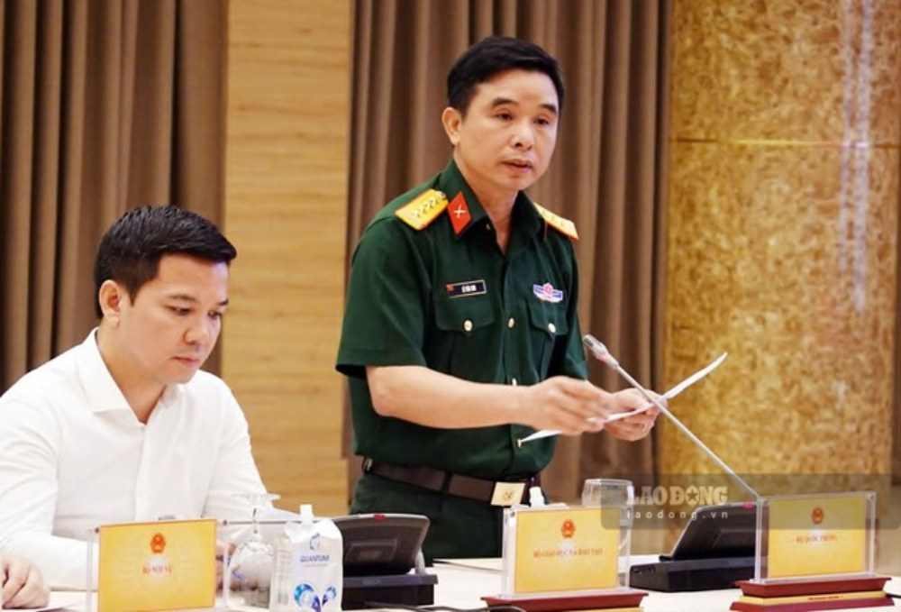 Colonel Le Van Son - Deputy Director of the Department of Social Policy, General Department of Politics of the Vietnam People's Army informs about the implementation of the "Operation 500 days and nights searching, gathering and identifying martyrs' remains". Photo: Pham Dong