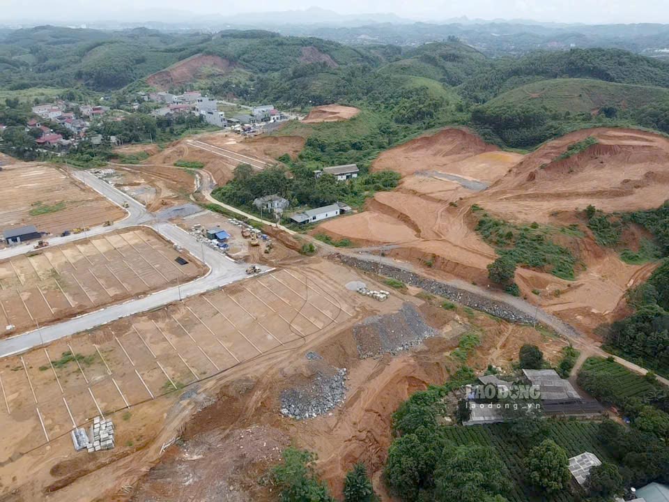 Hơn 100 ô đất tái định cư đã sẵn sàng bàn giao, cùng với đó việc giải phóng mặt bằng cũng được tiến hành song song. Ảnh: Tân Văn