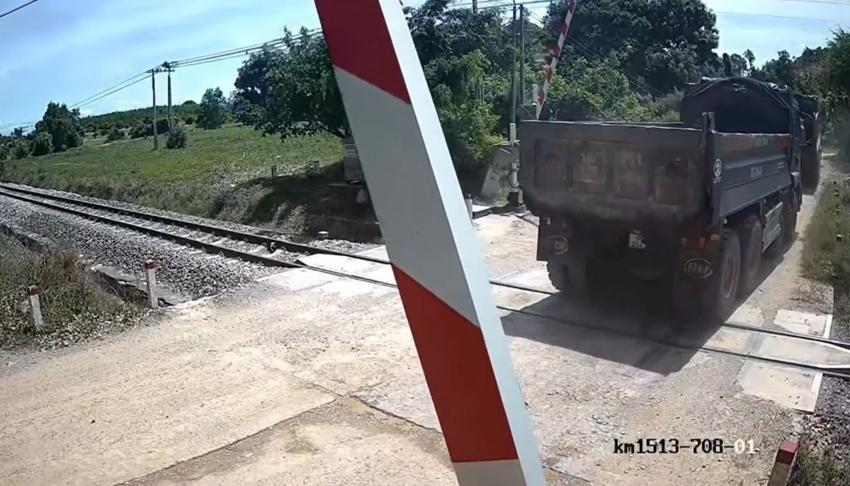 Camera records the scene of a dump truck driver intentionally crossing the railway when the red light has been turned on. Photo: Traffic Police