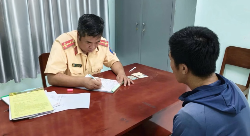 Cái kết cho tài xế cố tình băng qua đường sắt khi đèn đỏ bật sáng là bị Cảnh sát Giao thông lập biên bản xử phạt. Ảnh: Phạm Duy