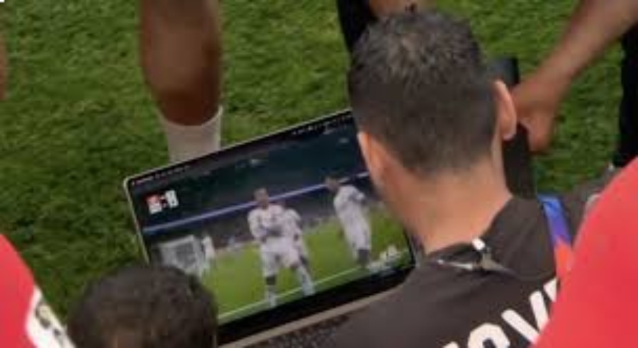 Khoảnh khắc các cầu thủ Ai Cập xem lại tình huống Mbappe đánh bại thủ môn Australia trên chấm penalty. Ảnh: Cắt từ video