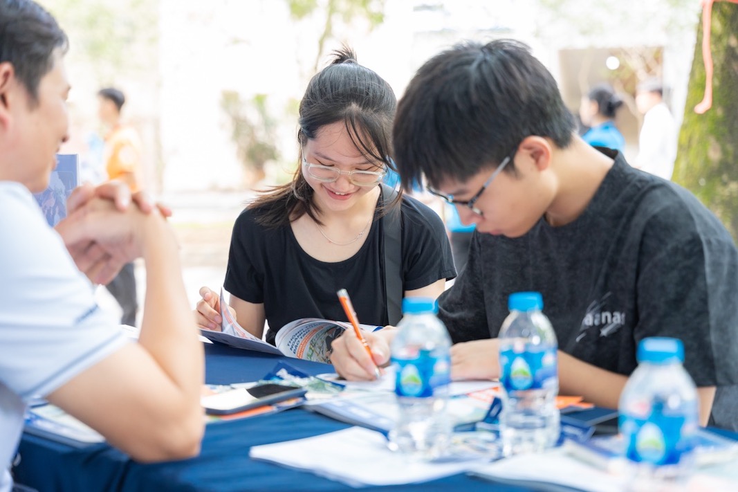 受験生は、7月4日午前の2026年志望選考デーでフェニカア大学への入学選考情報を調べています。写真:ヴァン・チャン