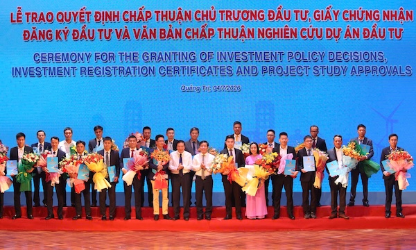 Tỉnh Quảng Trị trao quyết định chủ trương đầu tư, giấy chứng nhận đăng ký đầu tư, văn bản chấp thuận nghiên cứu, khảo sát cho các doanh nghiệp. Ảnh: Hưng Thơ