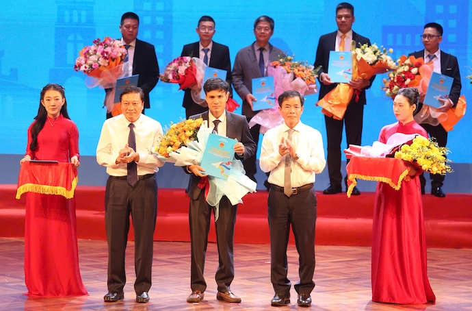 Quang Tri province awards investment policy decisions to businesses. Photo: Hung Tho