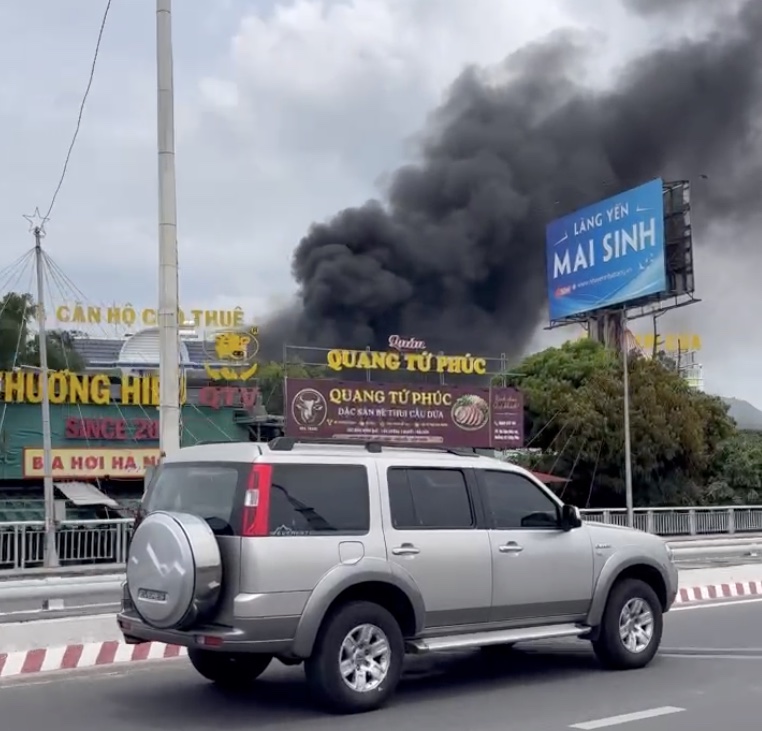 Images of the fire at the plastic pipe storage warehouse in Tay Nha Trang ward. Photo: Huu Long