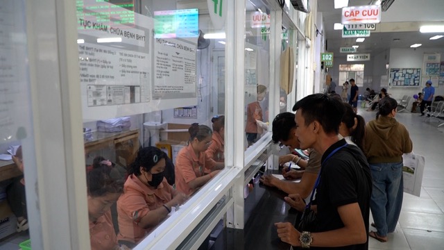From July 1st, people who have health insurance check-ups in the wrong registered place will enjoy 50% of the benefit level. Photo: Minh Tam