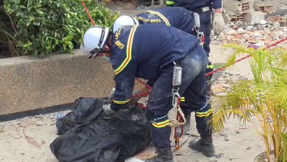 Vietnamese rescue team takes the body of a victim of the earthquake in Venezuela out of the desolate scene. Photo: Ministry of Public Security