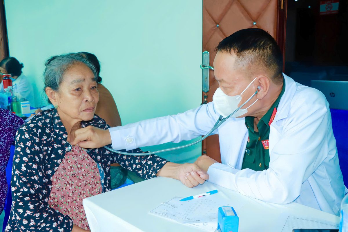 The team of doctors and physicians of the Vietnam Institute of Medical Application Research screens patients, dispenses medicine, and gives gifts to people in Dat Do commune. Photo: DVCC