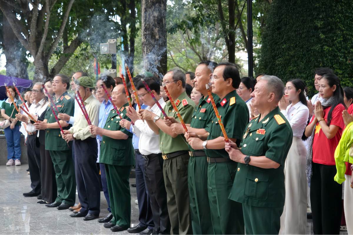 Các đại biểu dâng hương tưởng nhớ Anh hùng Liệt sĩ Võ Thị Sáu. Ảnh: Thành An