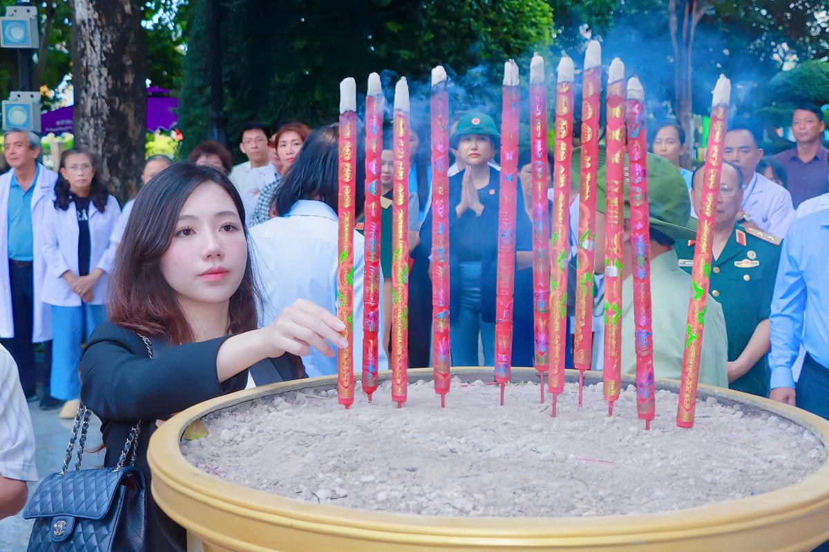 Bà Phạm Lan Anh, Chủ tịch Hội đồng Quản lý Viện Nghiên cứu Ứng dụng Y Dược Việt Nam dâng hương tại Nhà lưu niệm và tượng đài Anh hùng Liệt sĩ Võ Thị Sáu. Ảnh: ĐVCC