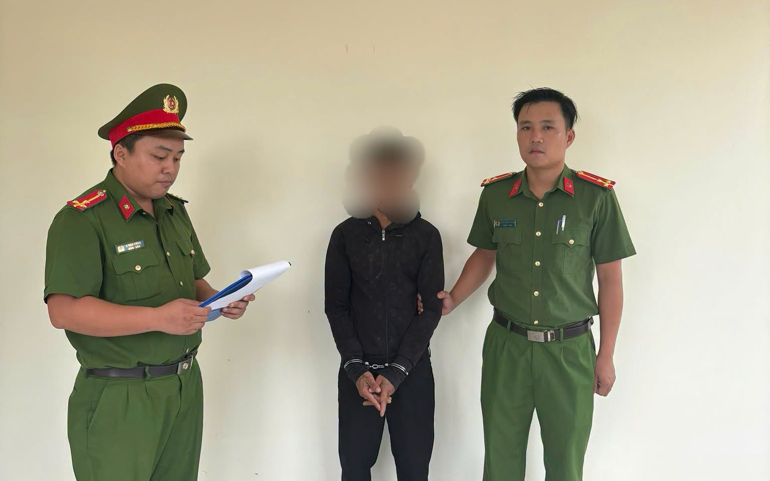 Cơ quan Công an đọc lệnh khởi tố, bắt giam A.T về hành vi trộm cắp tài sản. Ảnh: Công an 