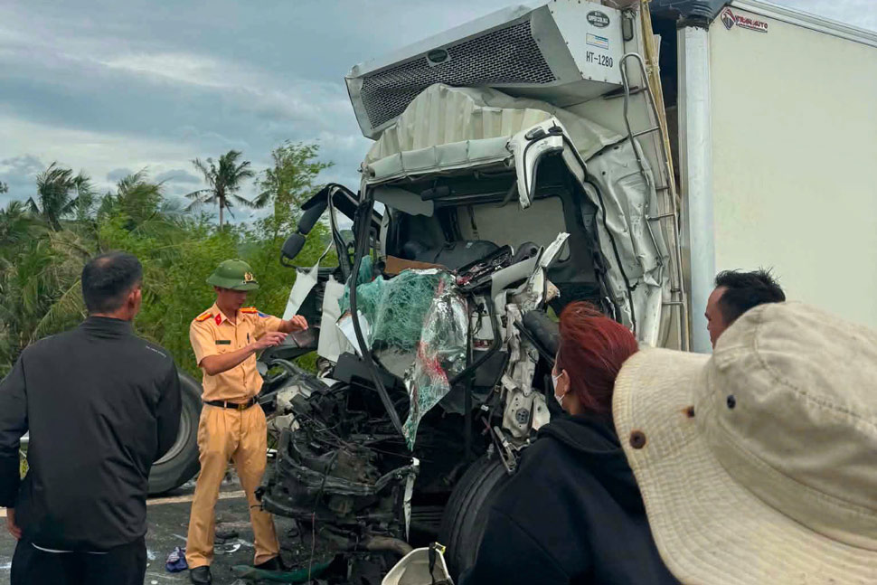 Scene of the accident between a truck and a tractor-trailer on the Quy Nhon - Chi Thanh expressway, killing 2 people on the spot. Photo: Thanh Tri