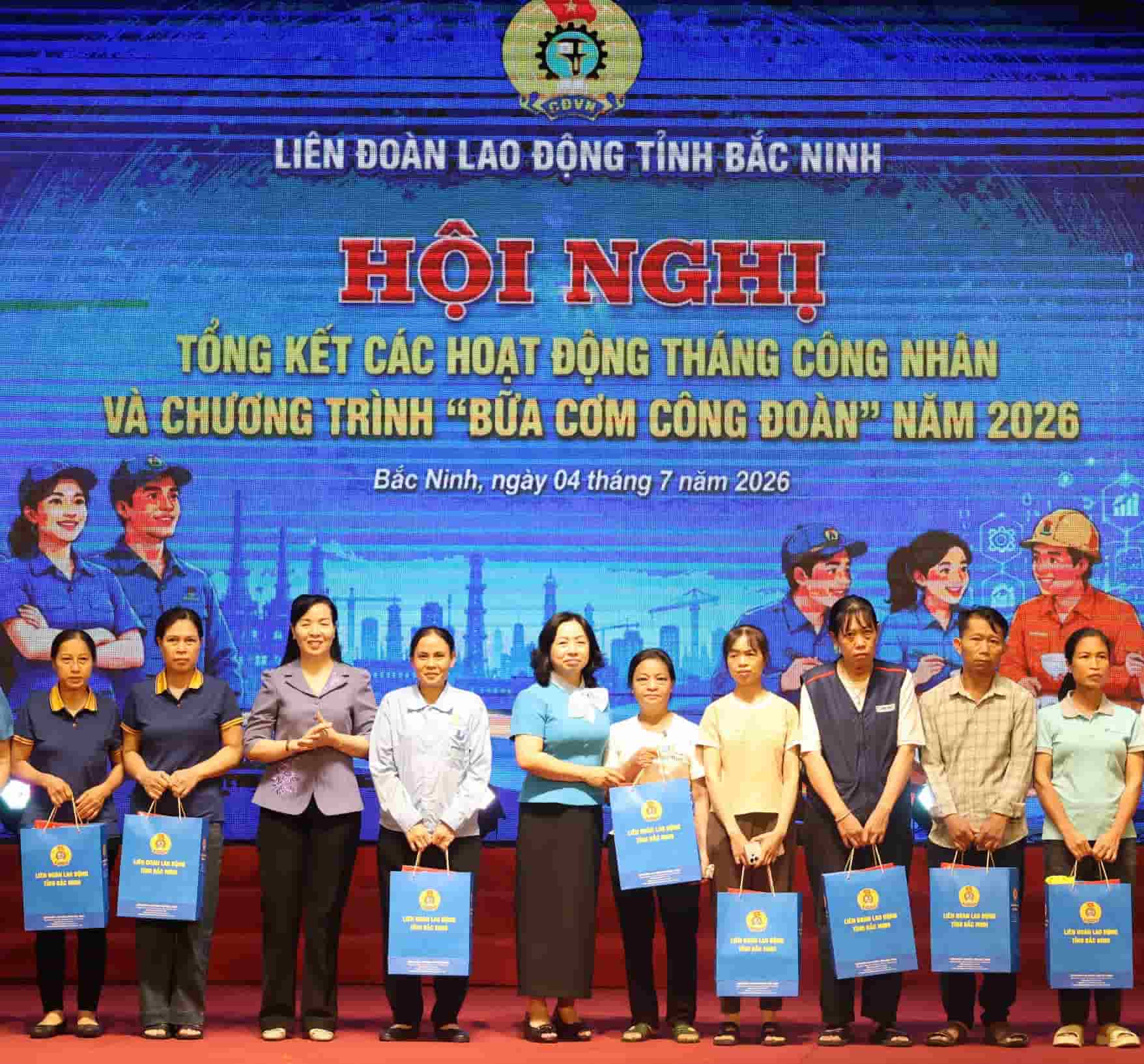 Ms. Thai Thu Xuong - Vice President of the Vietnam General Confederation of Labor (6th from right) and Ms. Nguyen Thi Ha - Chairwoman of the Provincial Fatherland Front Committee present gifts from the program "Gifts from the 14th Vietnam Trade Union Congress" to union members and workers in difficult circumstances. Photo: Quyet Chien.