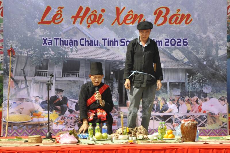 ソンラ省トゥアンチャウコミューンで開催される2026年文化・スポーツ・観光祭でのセンバン祭の復元。写真:チュオン・ソン