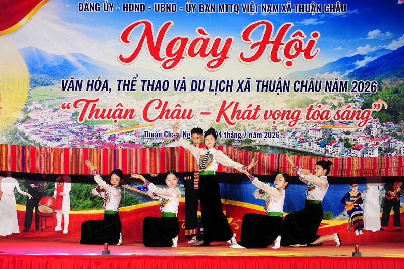 phần thi “Bếp bản” và giao lưu văn nghệ tại ngày hội. Ảnh: Bỉnh Khiêm