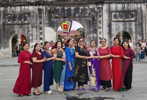 Ms. Nguyen Thi Uyen (second from the far right) and retired officials expressed excitement when receiving the new pension level. Photo: Xuyen Dong