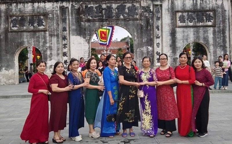 Ms. Nguyen Thi Uyen (second from the far right) and retired officials expressed excitement when receiving the new pension level. Photo: Xuyen Dong