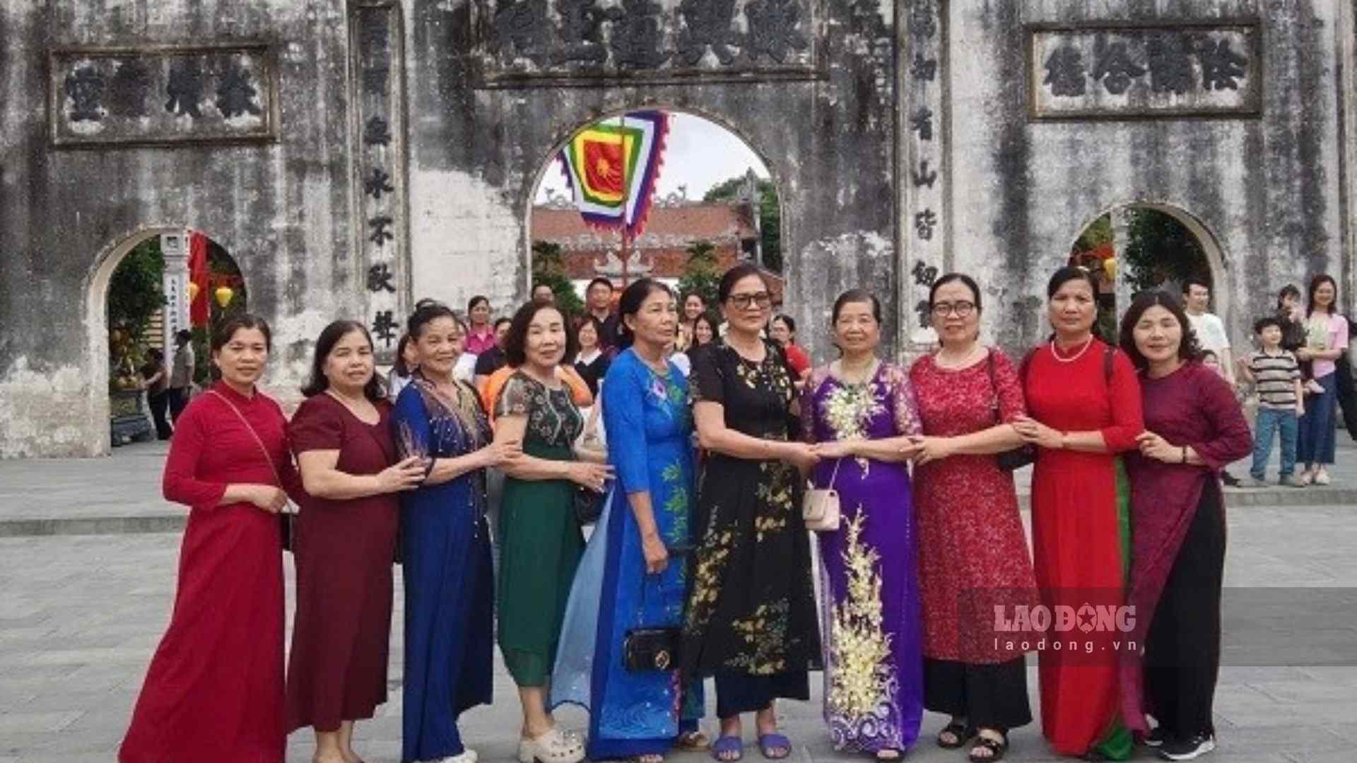 Ms. Nguyen Thi Uyen (second from the far right) and retired officials expressed excitement when receiving the new pension level. Photo: Xuyen Dong