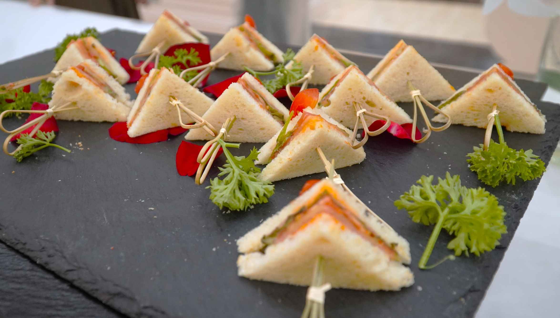 Sandwich cuộn thịt xông khói được cắt thành từng khoanh vừa ăn, dùng kèm tương ớt hoặc các loại sốt yêu thích. Ảnh: Minh Vũ