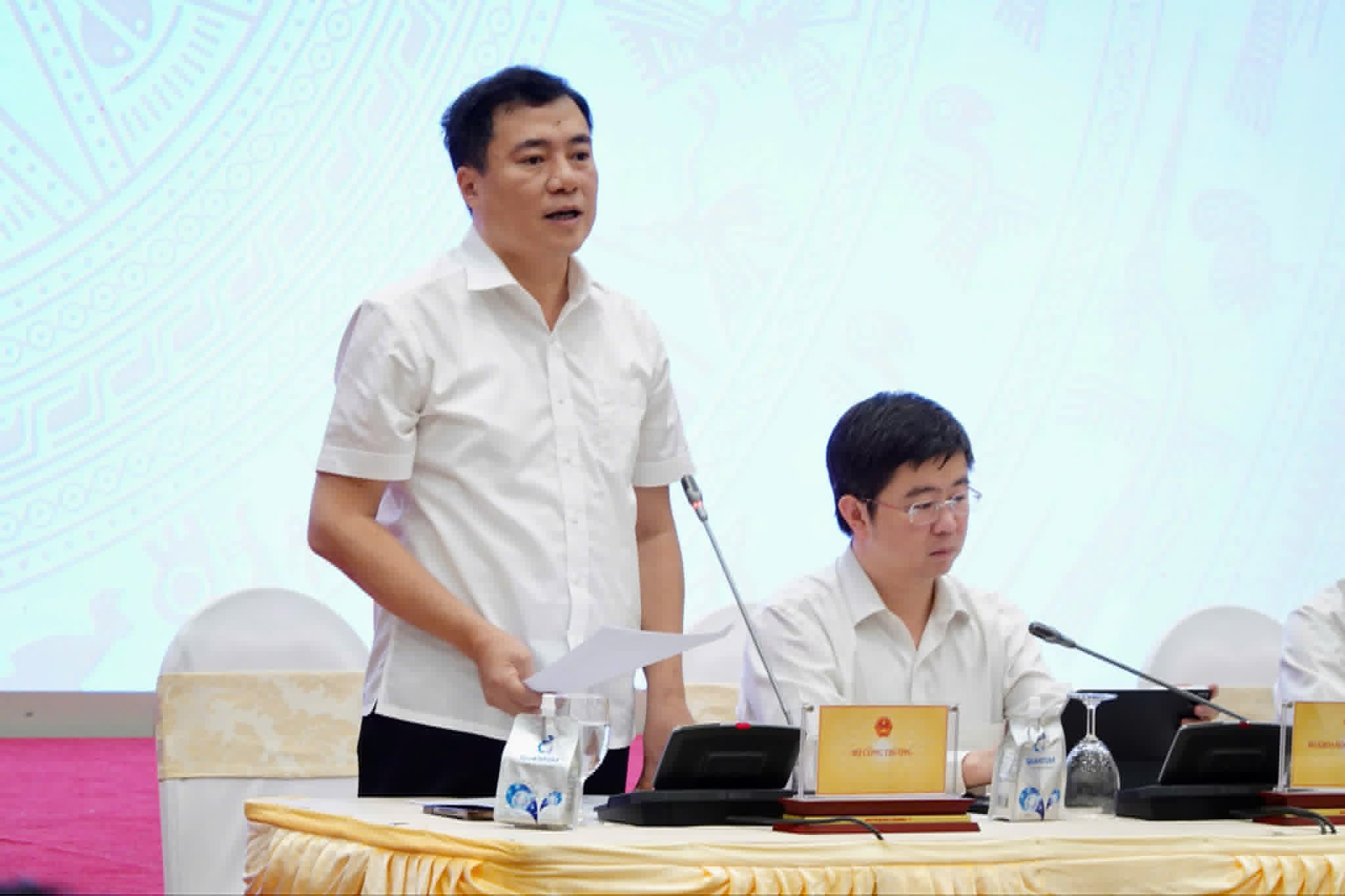응우옌신떤 산업통상부 차관이 휘발유 및 석유 시장 운영에 대한 정보를 제공합니다. 사진: 팜동