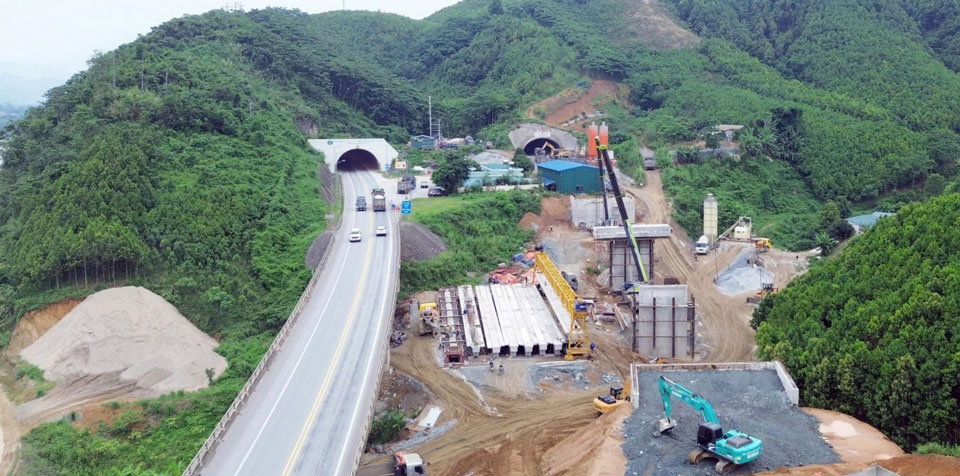 Infrastructure investment plays a role in connecting dynamic regions. Photo: Vu Son
