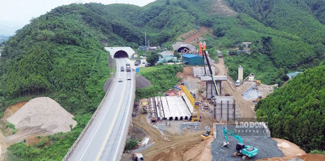 Infrastructure investment plays a role in connecting dynamic regions. Photo: Vu Son