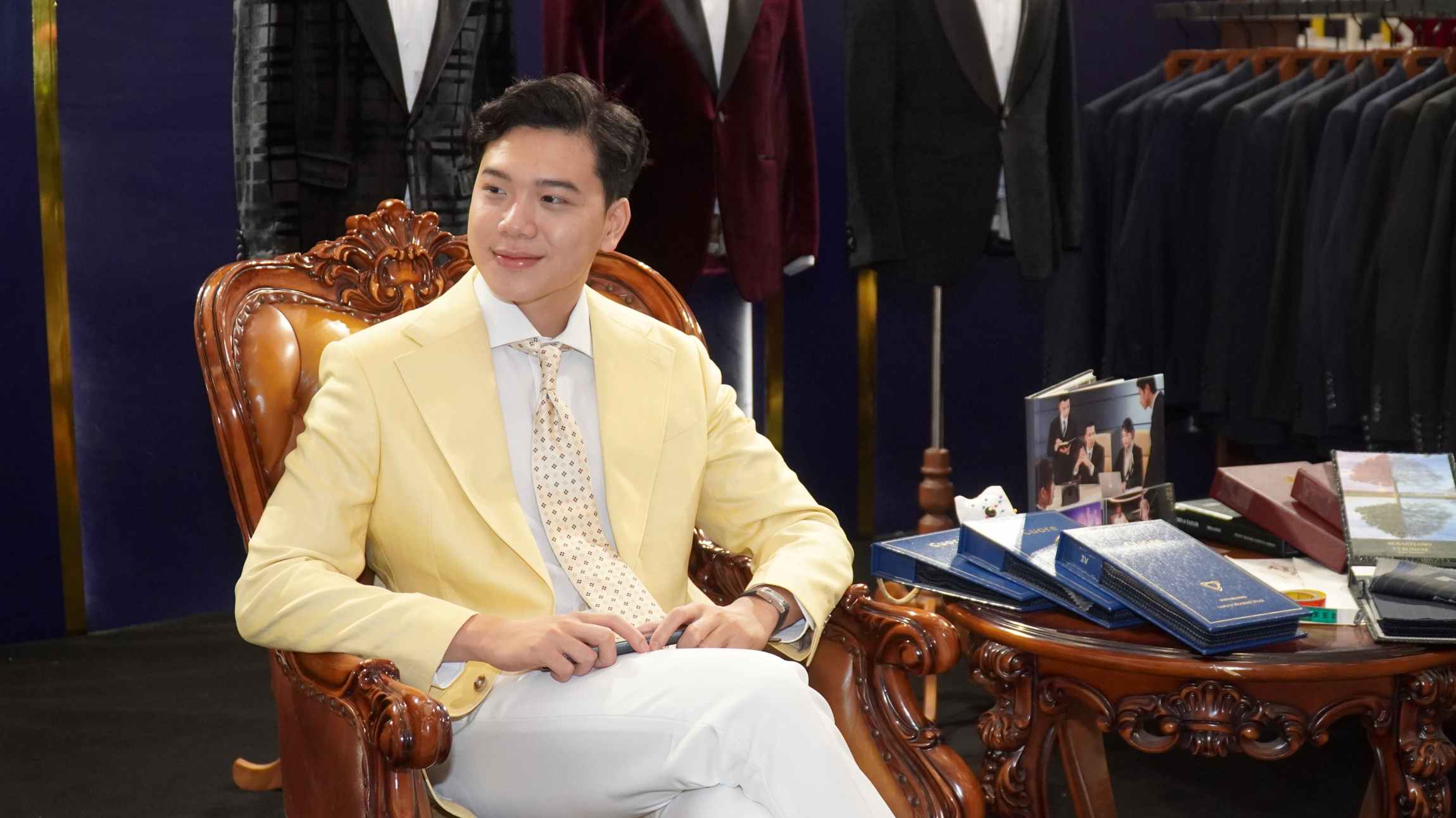 Các thương hiệu vest mang đến nhiều thiết kế hiện đại, đáp ứng nhu cầu của chú rể trẻ. Ảnh: Minh Vũ